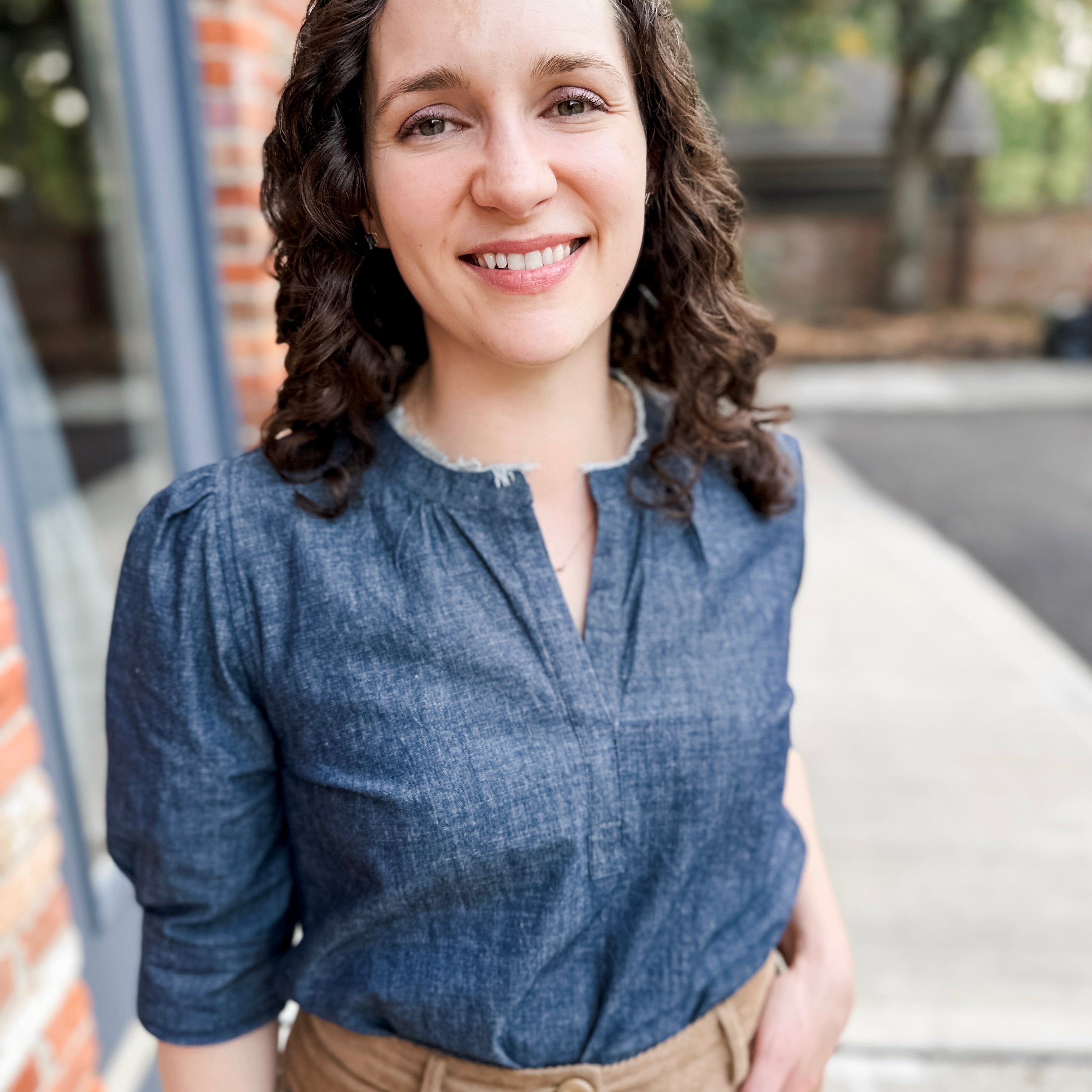 Elbow sleeve with frayed collar