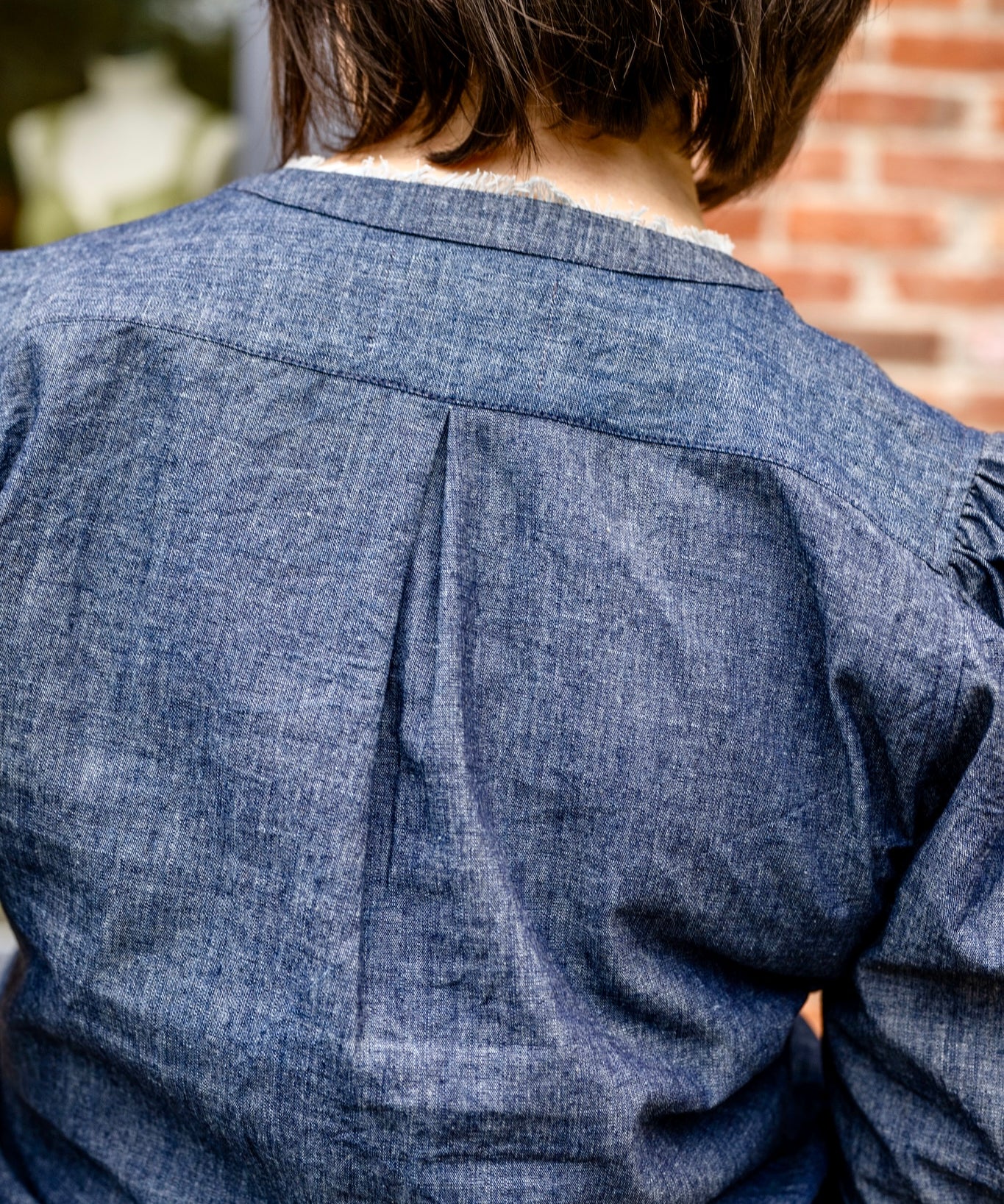 Elbow sleeve with frayed collar