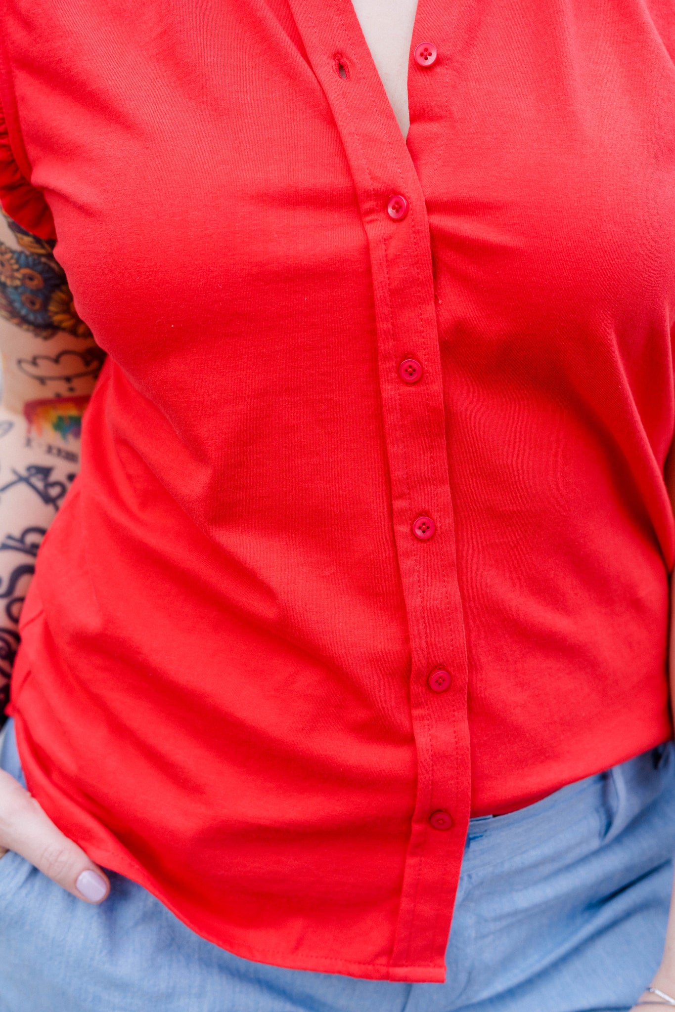 Blouse Rampage Sans Manches Taille L – Boutonnée Avec Volants, Neuve